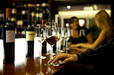 葡萄酒如何运作夜店?